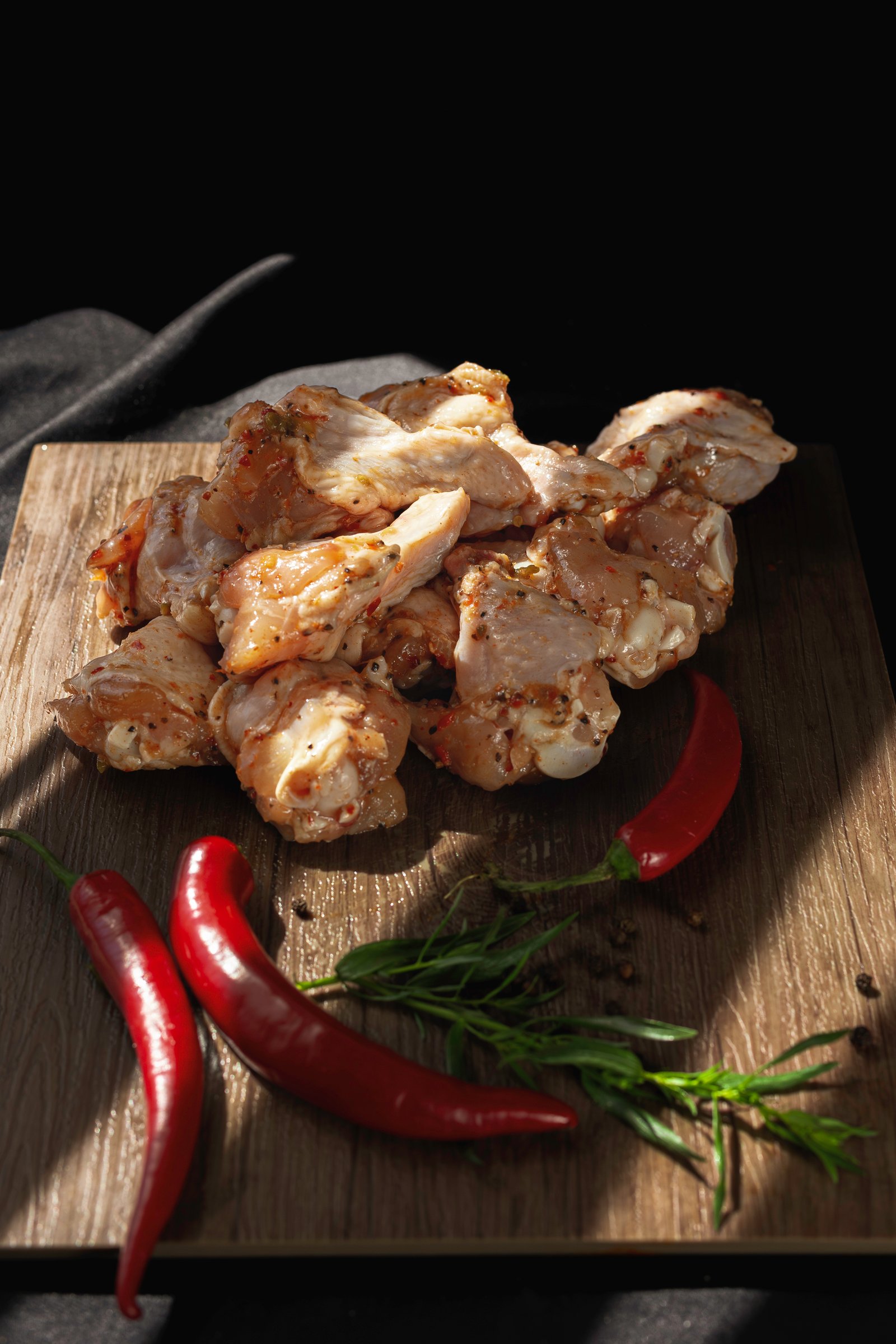 Broilerių petukai pikantiškame česnakiniame marinate